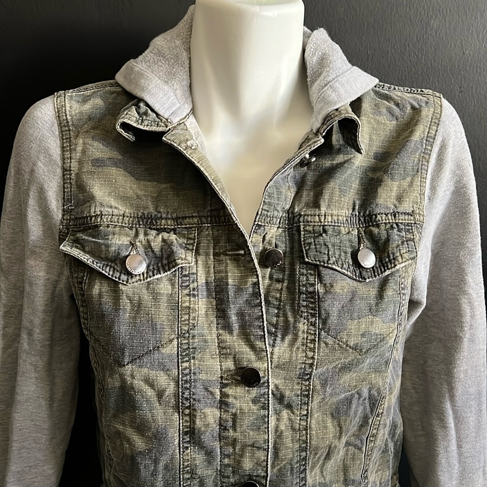 Camo Print Short Hooded Jacket. Size S